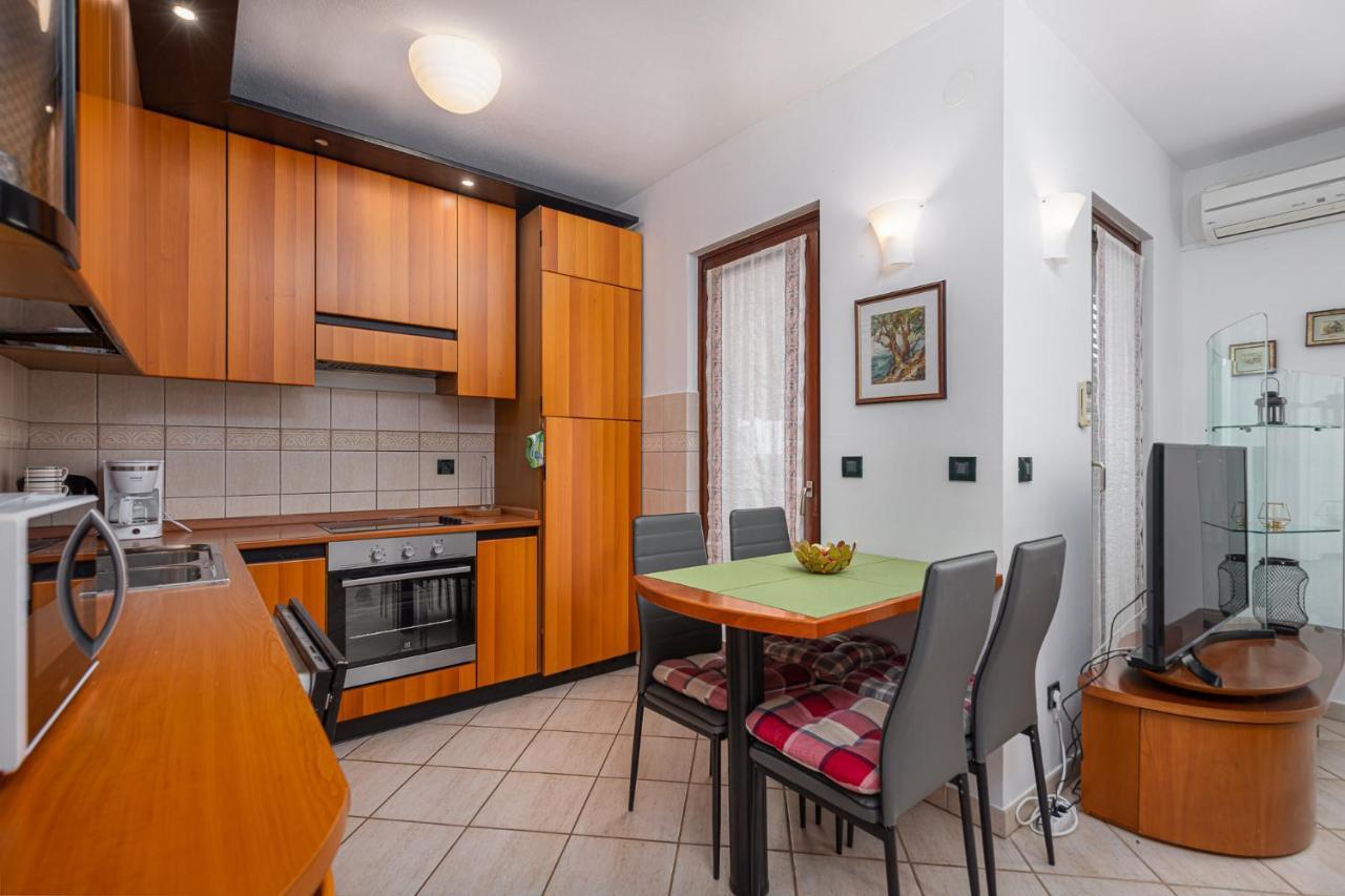 Sea View Apartment - Roberto Пореч Экстерьер фото